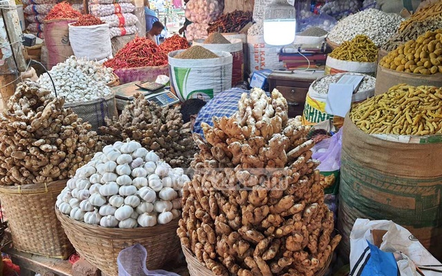 সবজিতে বাঁচানো টাকা যাচ্ছে চাল-তেলে