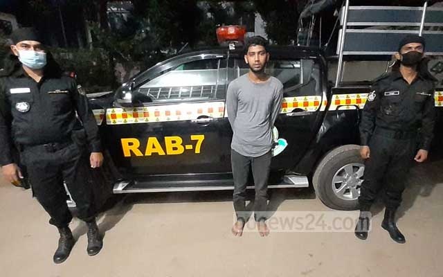 ফেনীতে অস্ত্রসহ যুবক গ্রেপ্তার