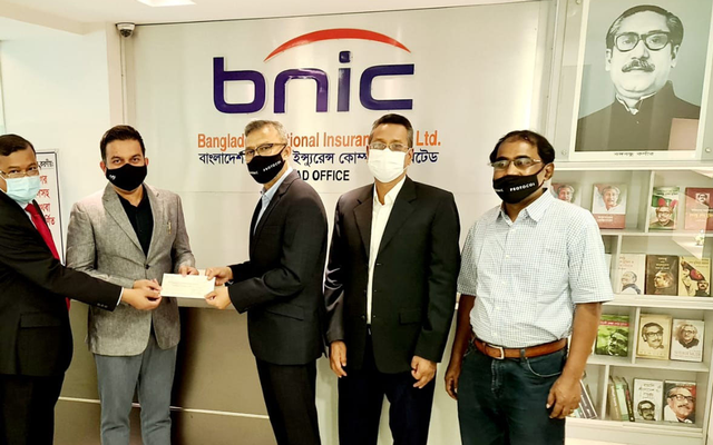 বিএনআইসির অগ্নিবীমা দাবির চেক হস্তান্তর